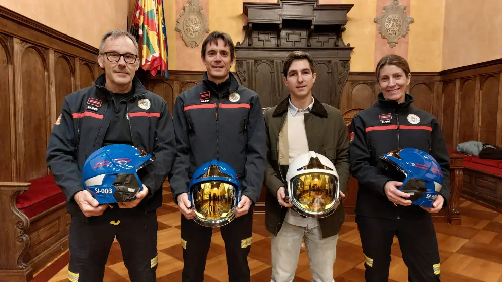 Los tres nuevos subjefe junto a Ignacio Farjas, jefe de bomberos de Huesca (segundo por la izquierda).