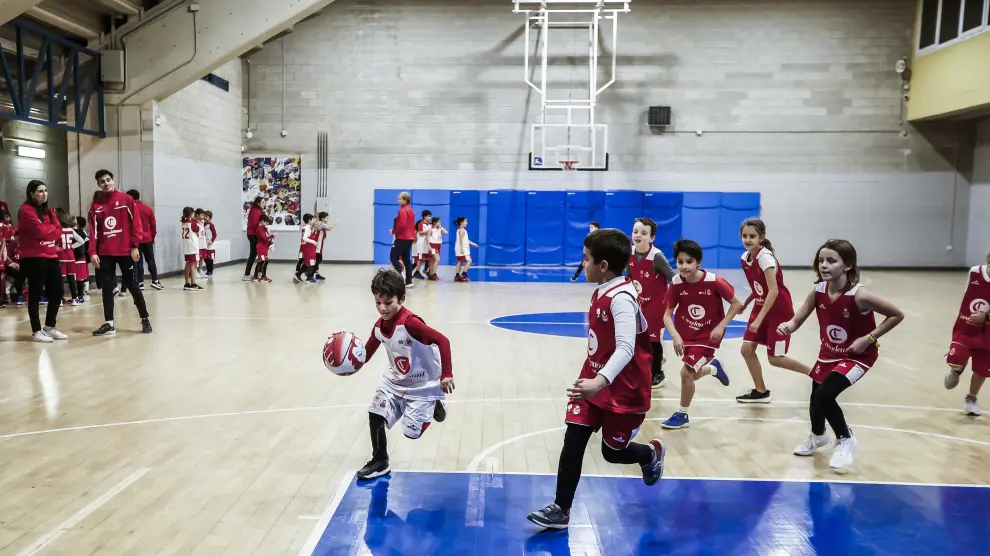 Cada año aumenta el número de escolares que practican baloncesto con Fundación Basket Zaragoza.