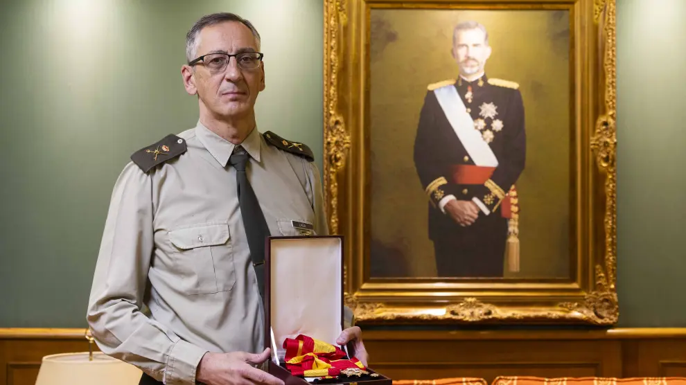 El general Juan Antonio Lara, director del Hospital Militar de Zaragoza, muestra la Gran Cruz al Mérito Naval que le entregó el rey Felipe VI el pasado día 6 en la Pascua Militar.