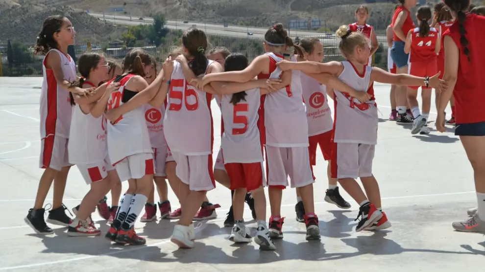 Equipo de Fundación Basket Zaragoza en un colegio zaragozano.
