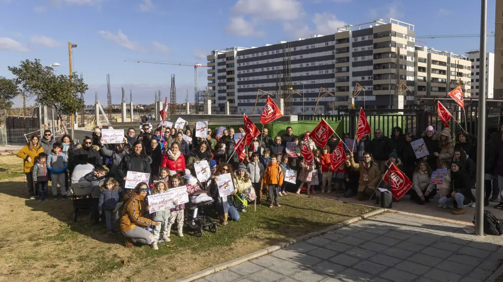 Fotos de la concentración en protesta del colegio Ana María Navales en Zaragoza