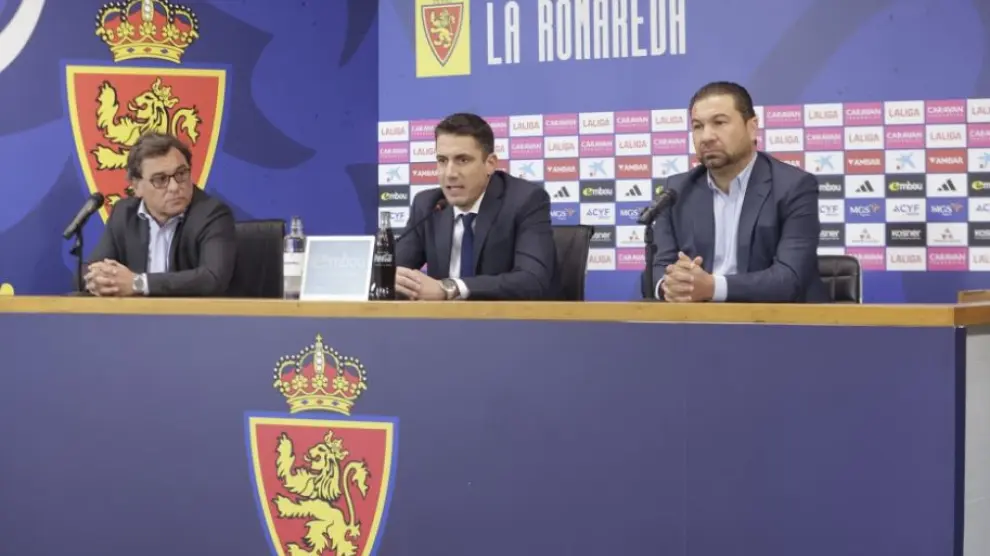 Raúl Sanllehí, Julio Velázquez y Juan Carlos Cordero; director general, entrenador y director deportivo del Real Zaragoza, respectivamente.