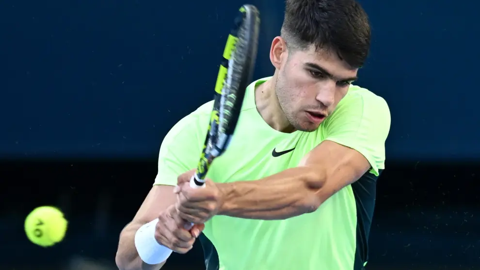 Melbourne (Australia), 10/01/2024.- Carlos Alcaraz of Spain in action against Alex De Minaur of Australia during a charity tennis match ahead of the Australian Open, at Rod Laver Arena in Melbourne, Australia, 10 January 2024. (Tenis, España) EFE/EPA/JOEL CARRETT AUSTRALIA AND NEW ZEALAND OUT