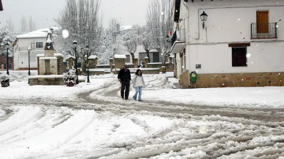 Calles de Bronchales cubiertas de nieve
