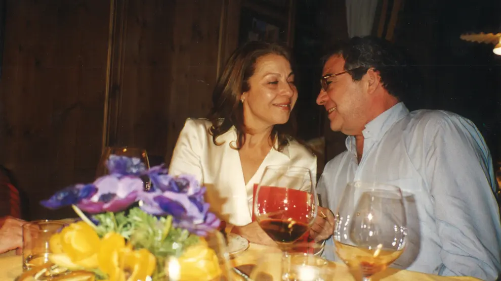 César y Ana, en un gesto cariñoso durante la celebración del cumpleaños de ella en 2003.