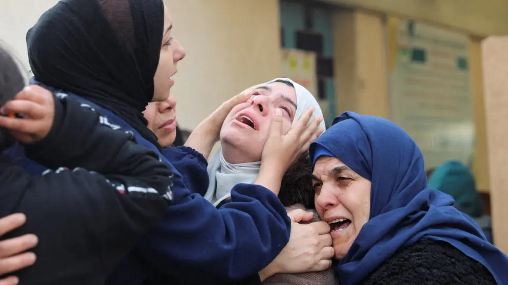 Mujeres palestinas se lamentan por un ataque israelí en Khan Younis