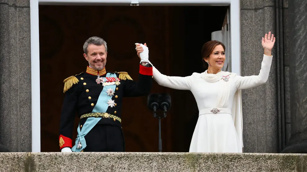 Federico X de Dinamarca y la reina Mary saludan desde el balcón del palacio de Christiansborg.