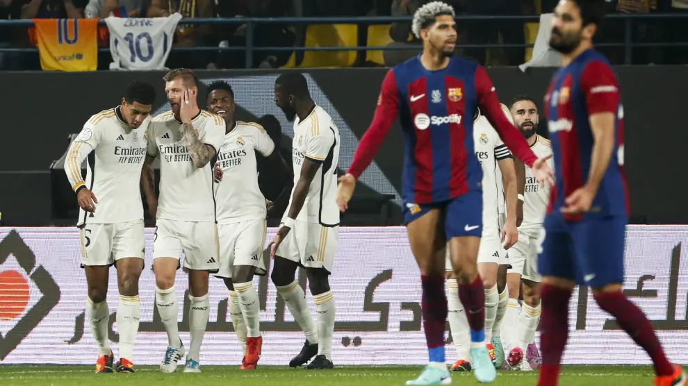 Los jugadores del Real Madrid celebran el segundo gol de su equipo, anotado por el delantero brasileño Vinícius Júnior