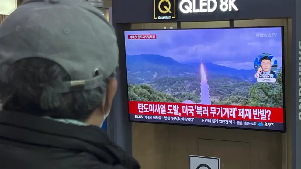Seoul (Korea, Republic Of), 14/01/2024.- A man watches the news at a station in Seoul, South Korea, 14 January 2024. According to South Korea's Joint Chiefs of Staff (JCS), North Korea launched a ballistic missile into the East Sea on 14 January 2024. (Corea del Sur, Seúl) EFE/EPA/JEON HEON-KYUN