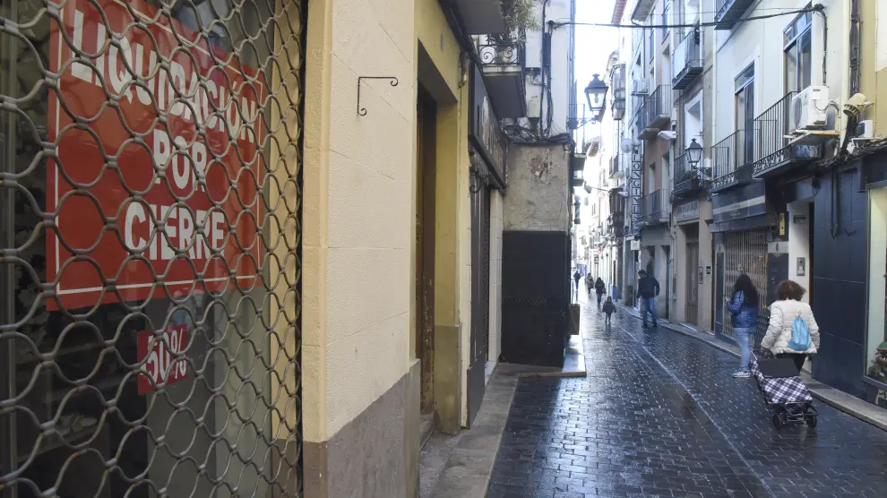 Cartel de liquidación por cierre en la Correría, una emblemática zona comercial del centro de Huesca donde un 35% de los locales no tienen actividad.