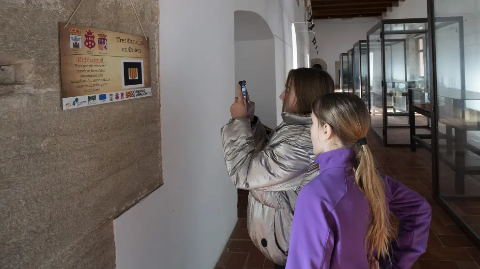 Una visitante utiliza la aplicación para conocer la historia del castillo de Mora con juegos interactivos.