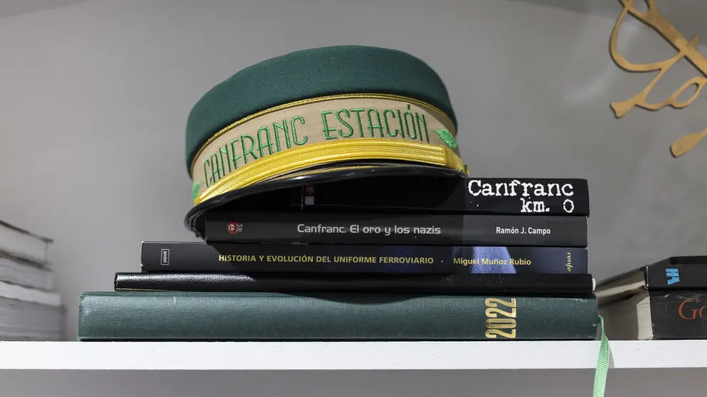 Detalles de la tienda de Nacho Lamar: una de las gorras de los uniformes del hotel de lujo de Canfranc diseñado por el modisto.