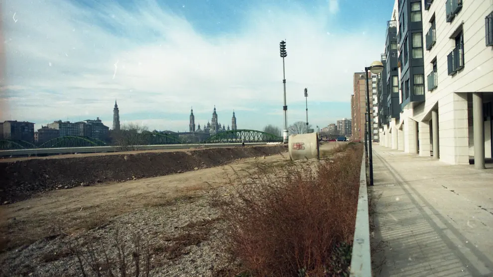 La vista del Pilar en una zona del paseo de la Ribera, aún sin urbanizar en 1999.