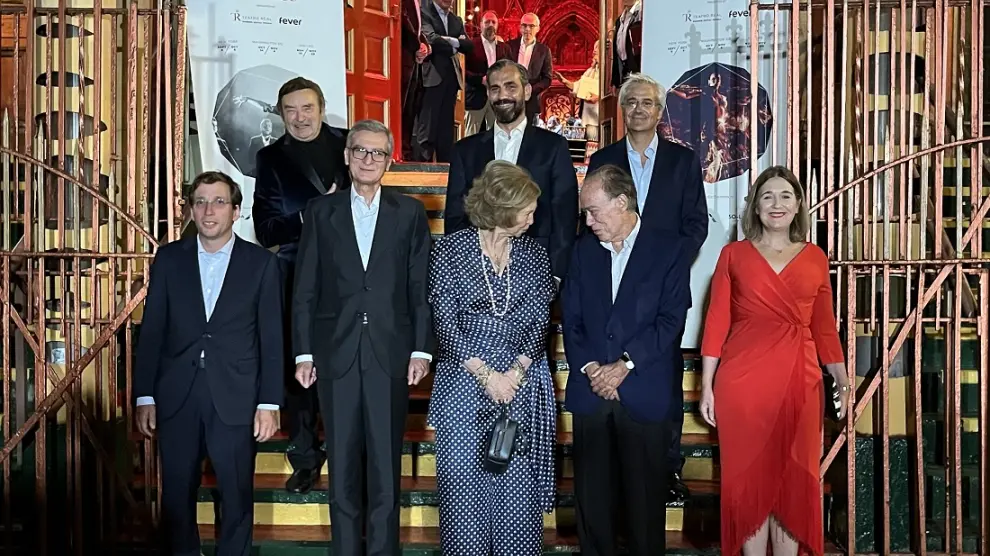 Orensanz (arriba, a la izquierda), frente a su sinagoga neoyorquina, en la recepción ofrecida a la comitiva del Teatro Real en septiembre de 2022, con la Reina Sofía como invitada de honor.