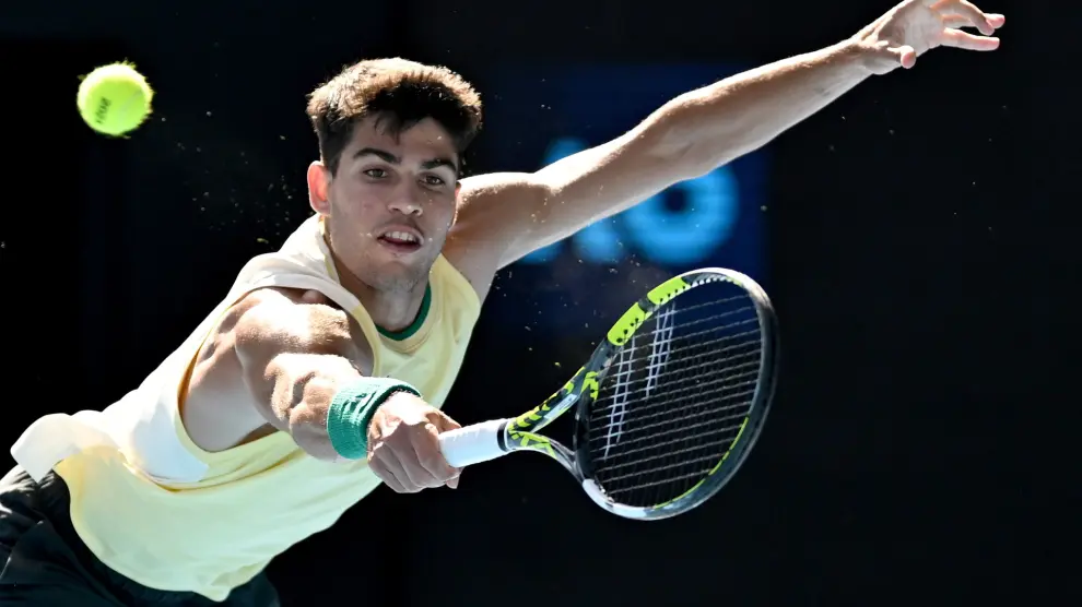Melbourne (Australia), 18/01/2024.- Carlos Alcaraz of Spain in action during his 2nd round match against Lorenzo Sonego of Italy on Day 5 of the 2024 Australian Open at Melbourne Park in Melbourne, Australia 18 January 2024. (Tenis, Italia, España) EFE/EPA/JAMES ROSS AUSTRALIA AND NEW ZEALAND OUT