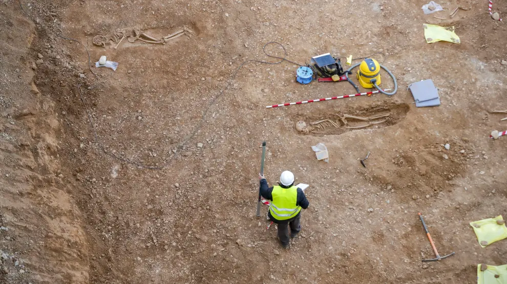 Dos de los esqueletos encontrados en las obras de un edificio en la calle José Luis Pomarón de Zaragoza