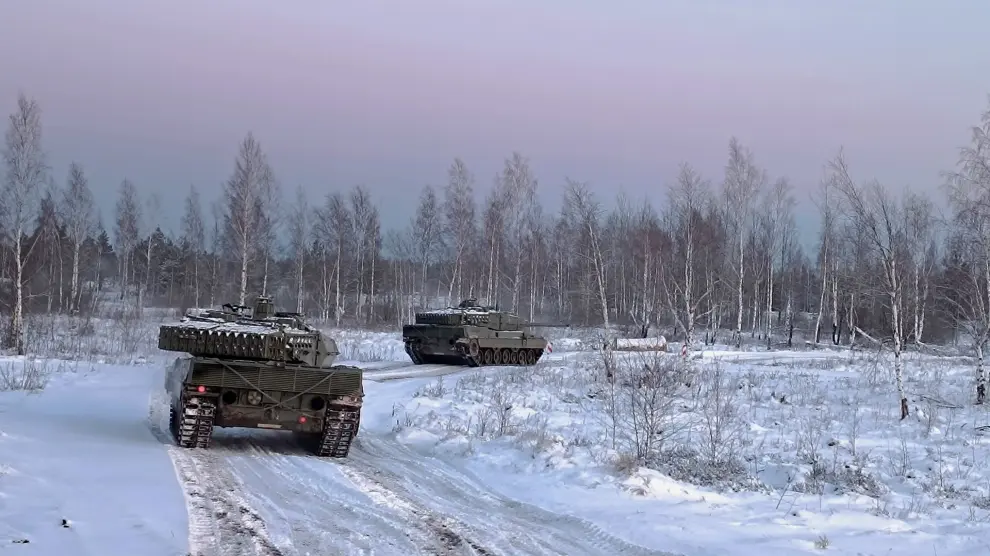 Un tanque de la Brigada Aragón sale de misión en Letonia bajo una ola de frío muy fuerte.