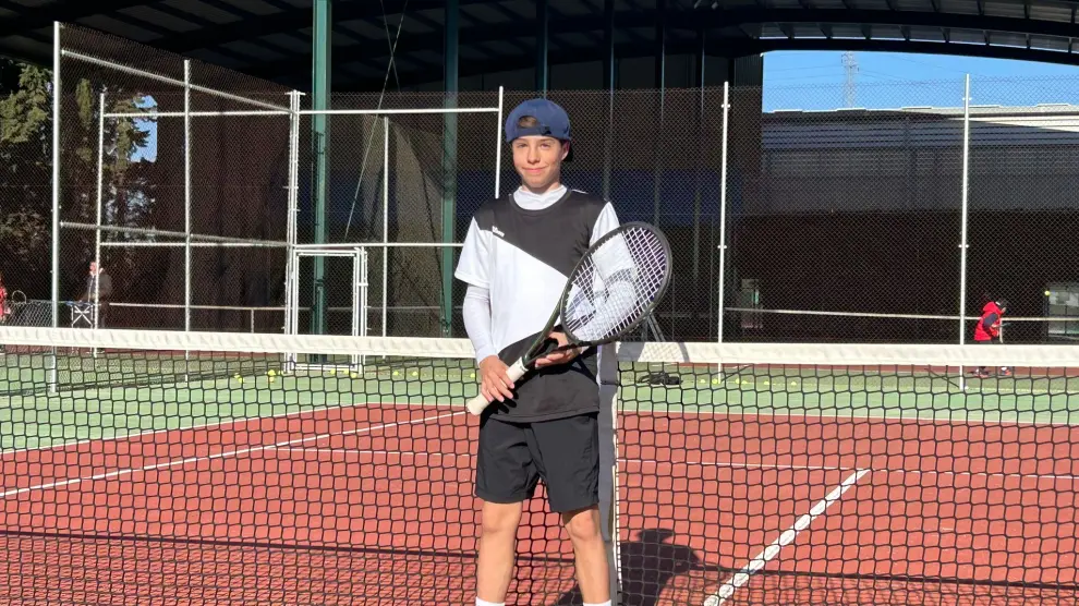 Gonzalo Corrales, en las instalaciones del Club Tenis Osca.