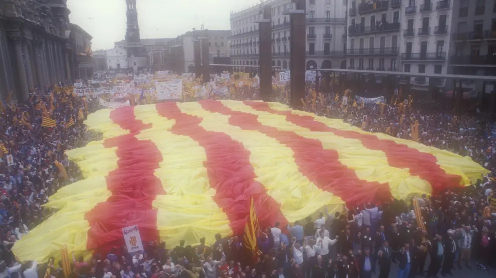 Manifestación por la autonomía plena de Aragón y contra el trasvase el 23 de abril de 1993 en Zaragoza.