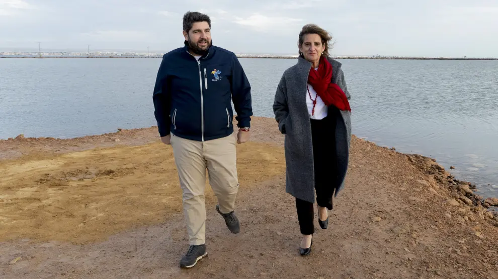 La ministra de Transición Ecológica, Teresa Ribera, y el presidente de Murcia, Fernando López Miras, en el Mar Menor.