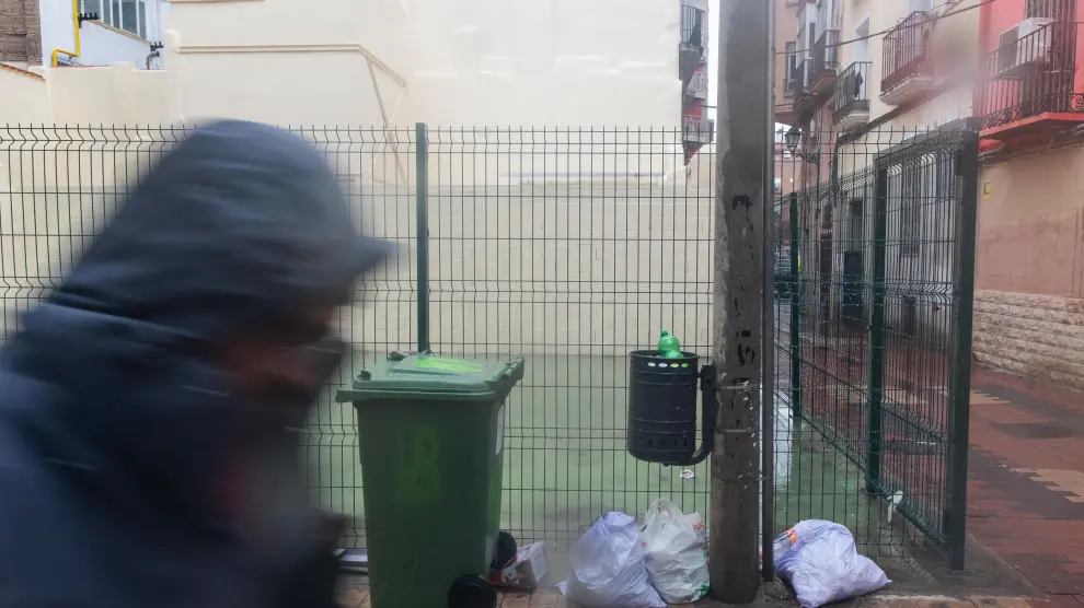 Bolsas de basura fuera del contenedor en el Casco Histórico de Zaragoza, ayer.