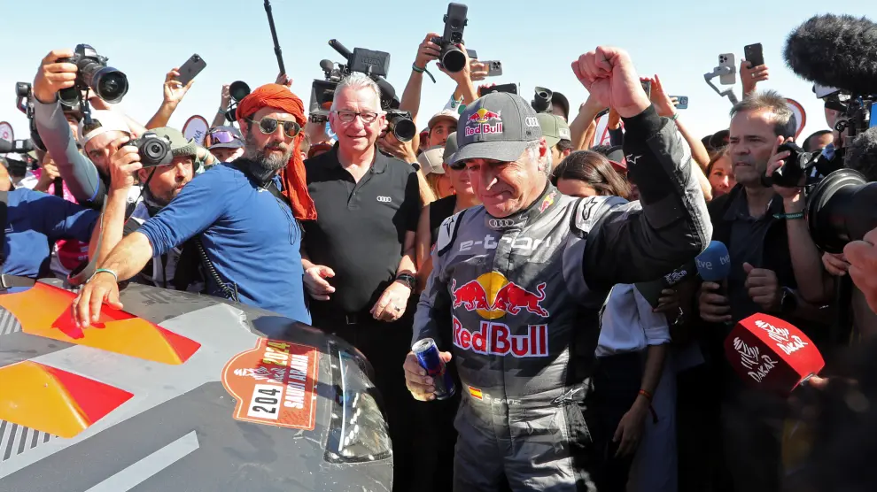 Rallying - Dakar Rally - Stage 12 - Yanbu to Yanbu - Saudi Arabia - January 19, 2024 Team Audi Sports Carlos Sainz Sr. celebrates after winning the car category REUTERS/Hamad I Mohammed [[[REUTERS VOCENTO]]]