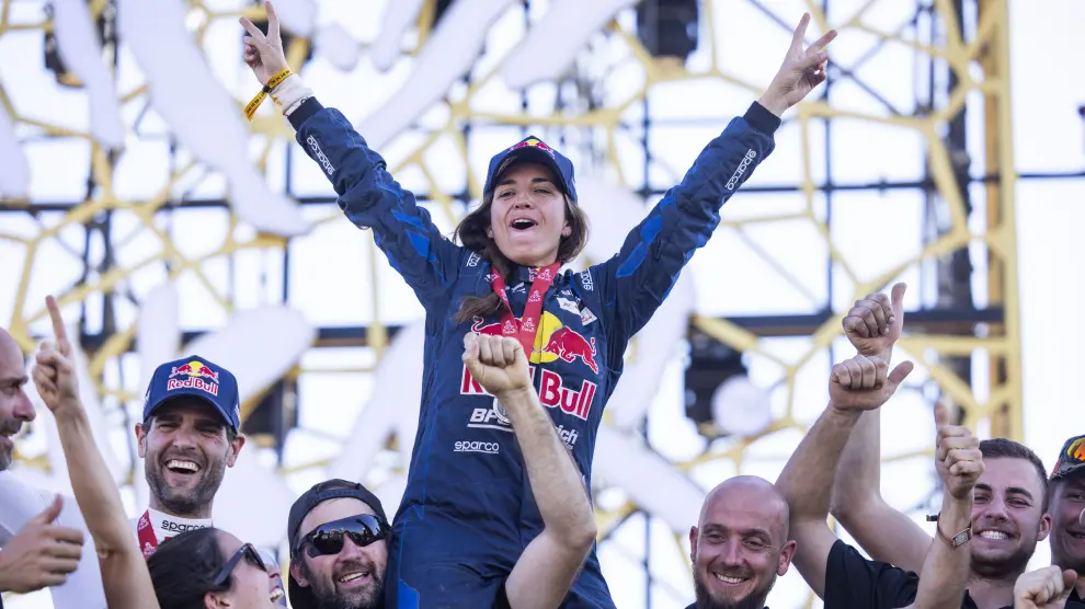 La piloto Cristina Gutiérrez celebra la victoria en el Dakar 2024 junto con su equipo