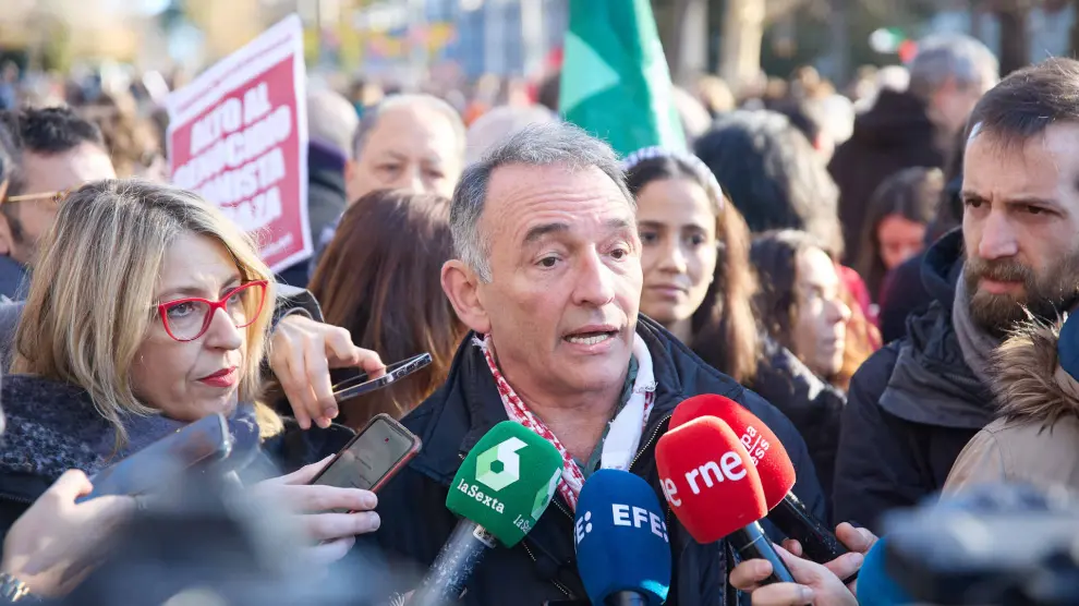 El secretario general del PCE en España, portavoz parlamentario de IU y diputado de Sumar, Enrique Santiago, ofrece declaraciones a los medios durante una manifestación en apoyo a Palestina, en Madrid