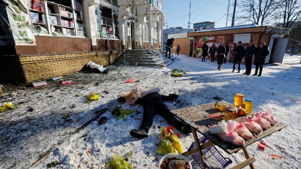 SENSITIVE MATERIAL. THIS IMAGE MAY OFFEND OR DISTURB A view shows the bodies of victims following, what local Russian-installed authorities say, was a Ukrainian military strike at a food market in the course of Russia-Ukraine conflict in Donetsk, Russian-controlled Ukraine, January 21, 2024. REUTERS/Alexander Ermochenko [[[REUTERS VOCENTO]]] UKRAINE-CRISIS/DONETSK-SHELLING