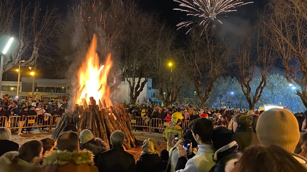 Hoguera y fuegos artificiales este domingo en la plaza Mosén Demetrio Segura de Huesca.
