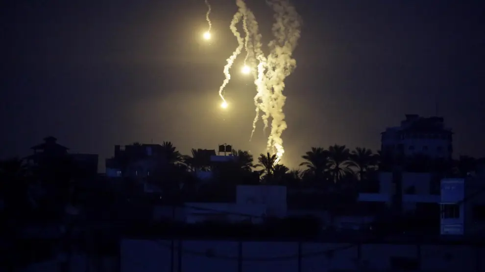 Las vengalas del ejército israelí iluminan la ciudad de Gaza