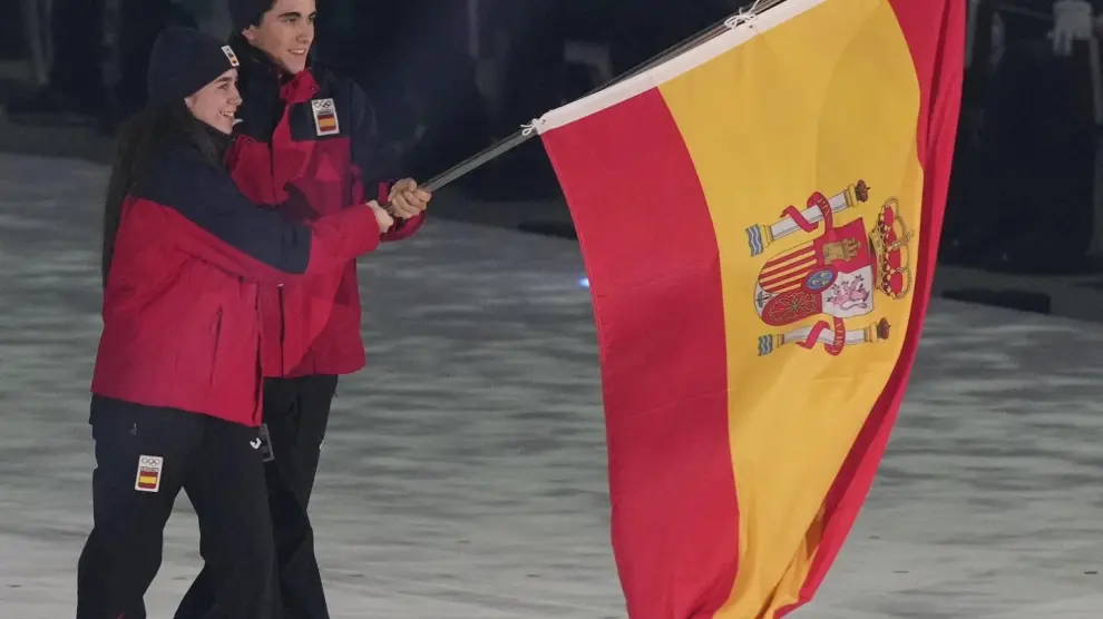 Los aragoneses Clara Aznar y Rodrigo Azabal fueron los abanderados en la ceremonia de apertura de los Juegos Olímpicos de la Jueventud de invierno.