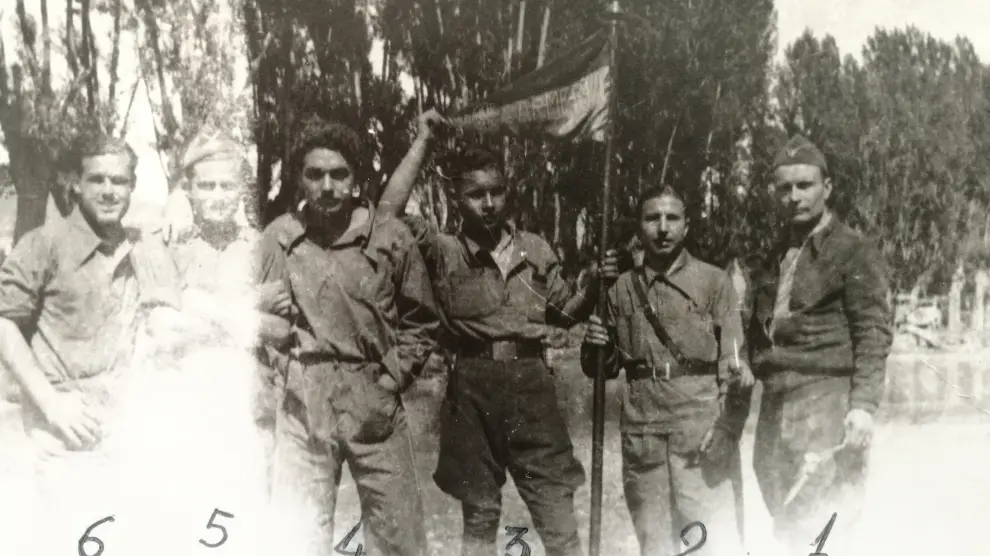 Miquel Morera, el tercero por la derecha, durante la Guerra Civil.