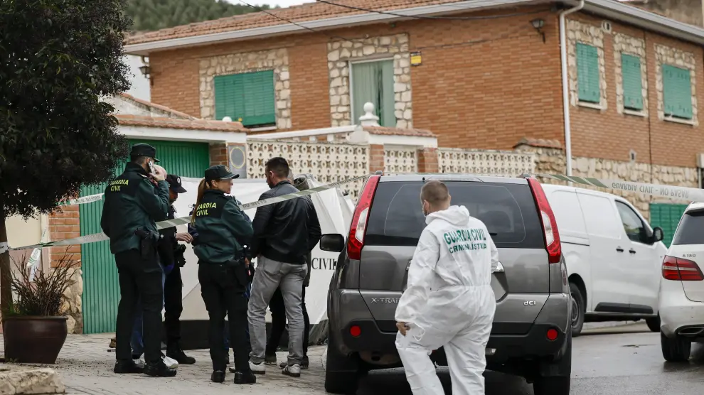 Agentes de la Guardia Civil, ante el domicilio donde aparecieron los cadáveres en Morata de Tajuña