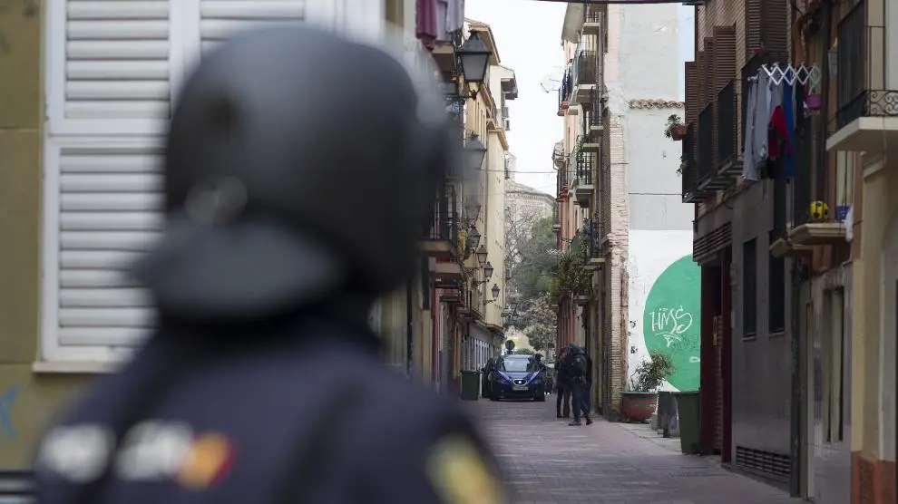 Imagen de archivo de una intervención de los GOES de la Policía Nacional en Zaragoza.