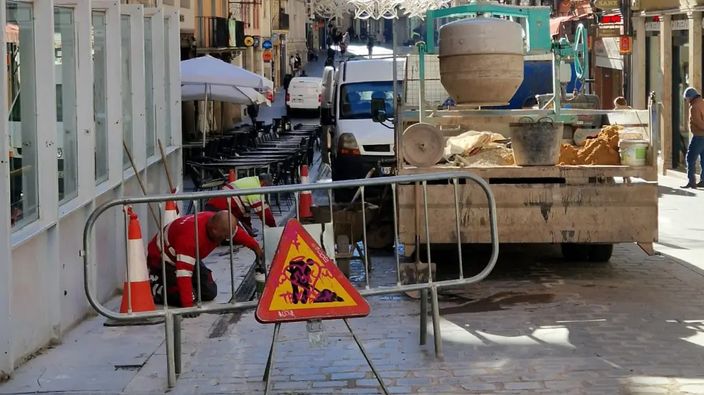 Una brigada municipal repara desperfectos en la céntrica calle de San Juan de Teruel.