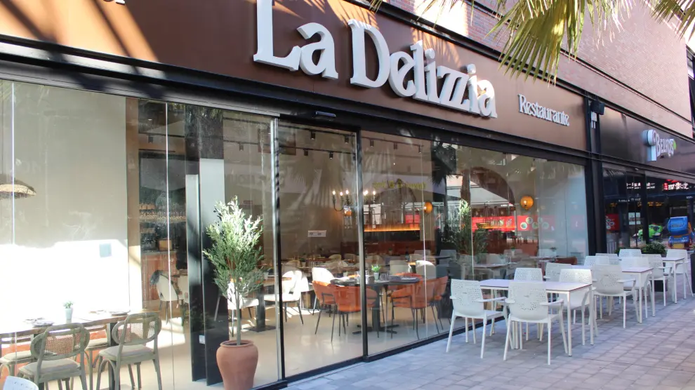 Una gran cristalera permite ver el interior del restaurante La Delizzia.