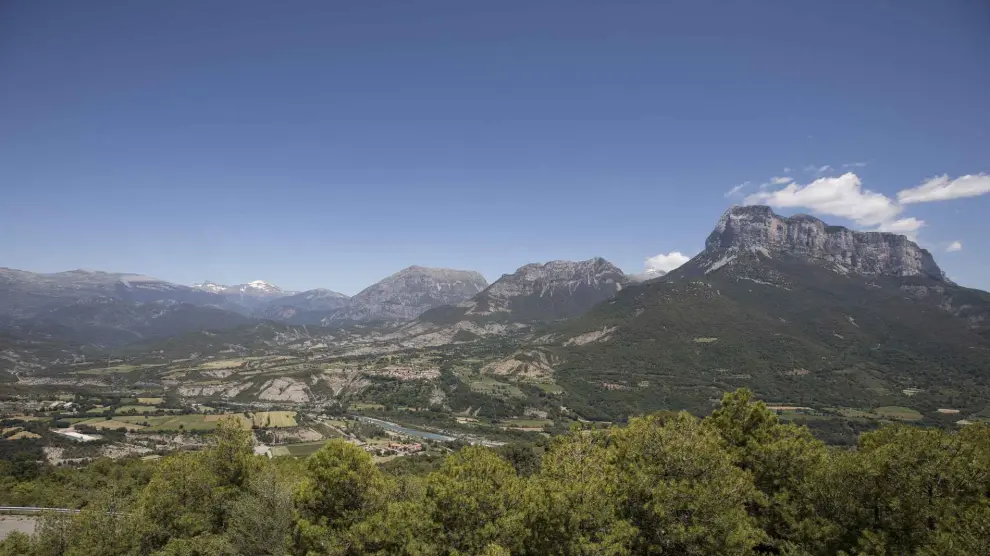 Este pueblo oscense está enclavado en un espectacular paisaje del Pirineo aragonés