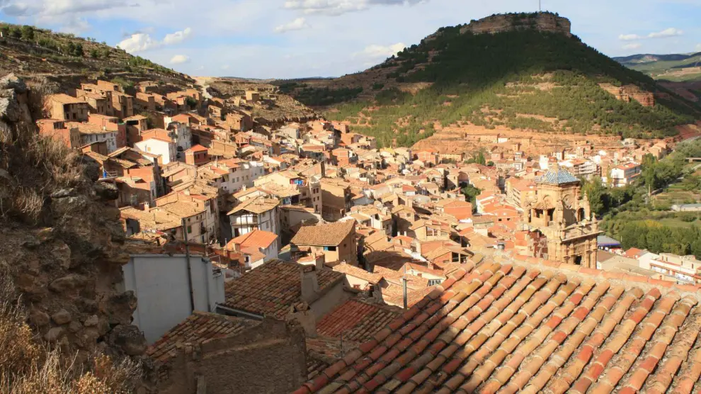 Este pueblo valenciano está en la falda de una montaña en Teruel
