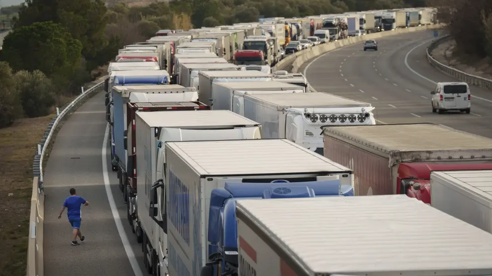 Los agricultores franceses cortan la frontera por la autopista AP-7 en La Jonquera