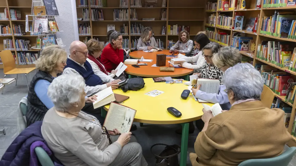 Un momento de una de las sesiones del club de lectura cervantino que tuvo lugar el pasado miércoles en la biblioteca Santa Orosia de Zaragoza.