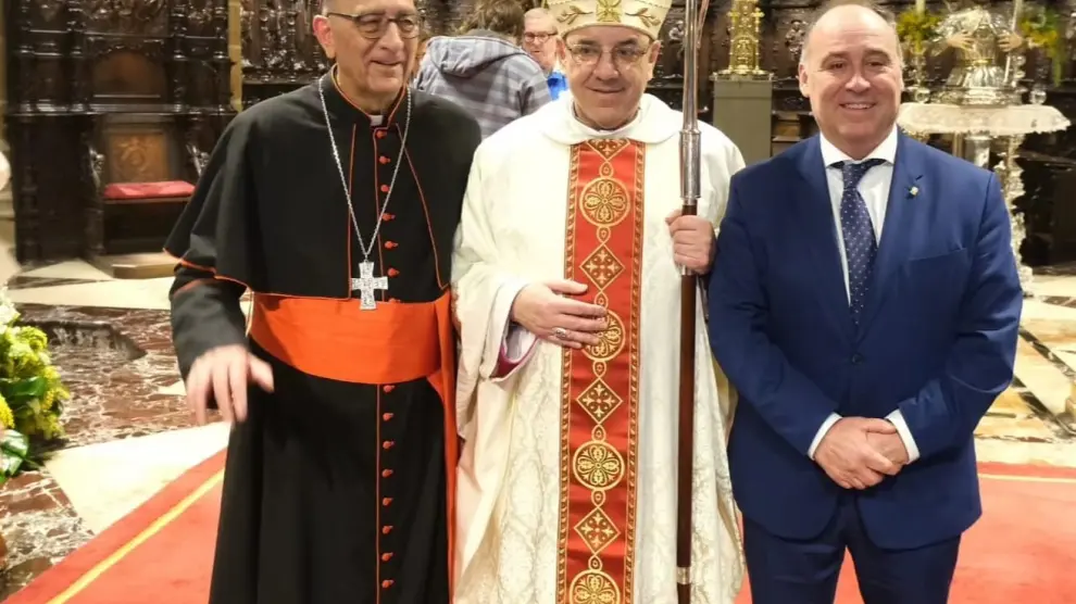 El nuevo arzobispo de Pamplona, flanqueado por el arzobispo de Barcelona, Juan José Omella, y el alcalde de Alcorisa, Miguel Iranzo.