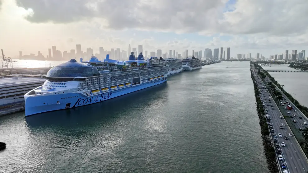 El crucero más grande del mundo hace su viaje inaugural desde Miami.