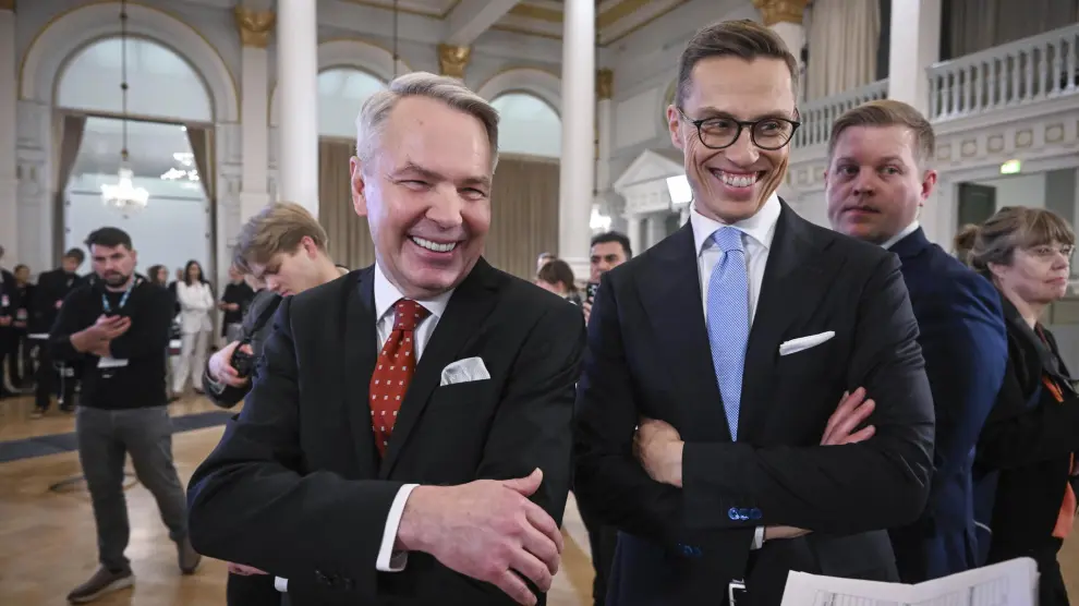 Helsinki (Finland), 28/01/2024.- Alexander Stubb (front- R) from National Coalition Party poses with Pekka Haavisto (fron- L) from The Greens, during the presidential election in Helisnki, Finland, 28 January 2024. The second presidential elections run-off will be held on 11 February. (Elecciones, Finlandia) EFE/EPA/KIMMO BRANDT