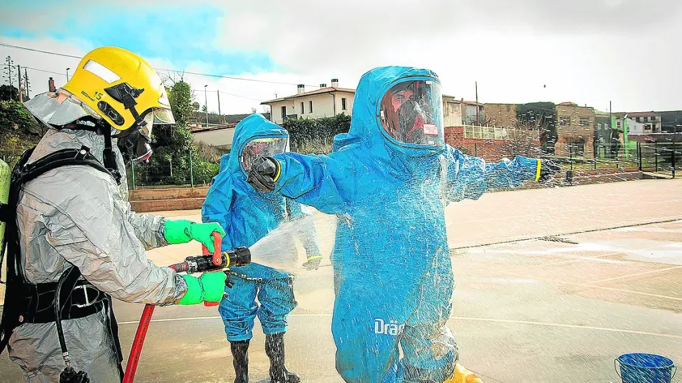 Alumnos del IES Zaurín de Ateca practican para actuar en un simulacro de fuga de amoniaco. macipe