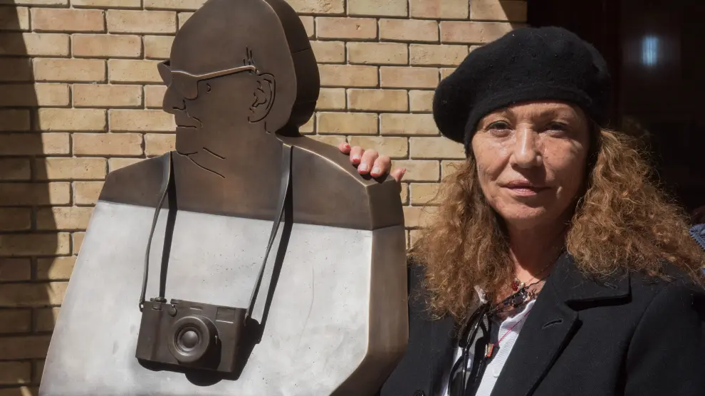 Eulalia Ramón, viuda de Carlos Saura, junto a la escultura del cineasta colocada en la calle Villahermosa de Huesca el pasado abril.