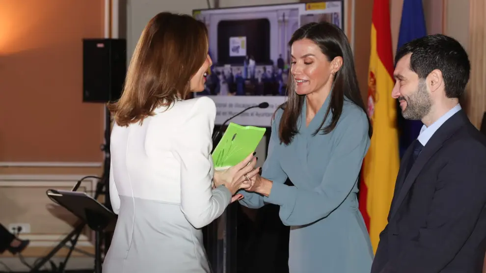 La reina Letizia entrega a la alcaldesa Natalia Chueca el galardón que premia a Zaragoza por la accesibilidad.