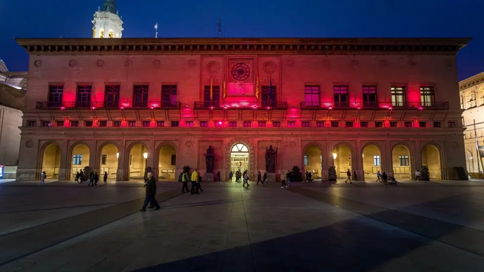 El Ayuntamiento de Zaragoza se ilumina de rojo para felicitar al rey Felipe VI.