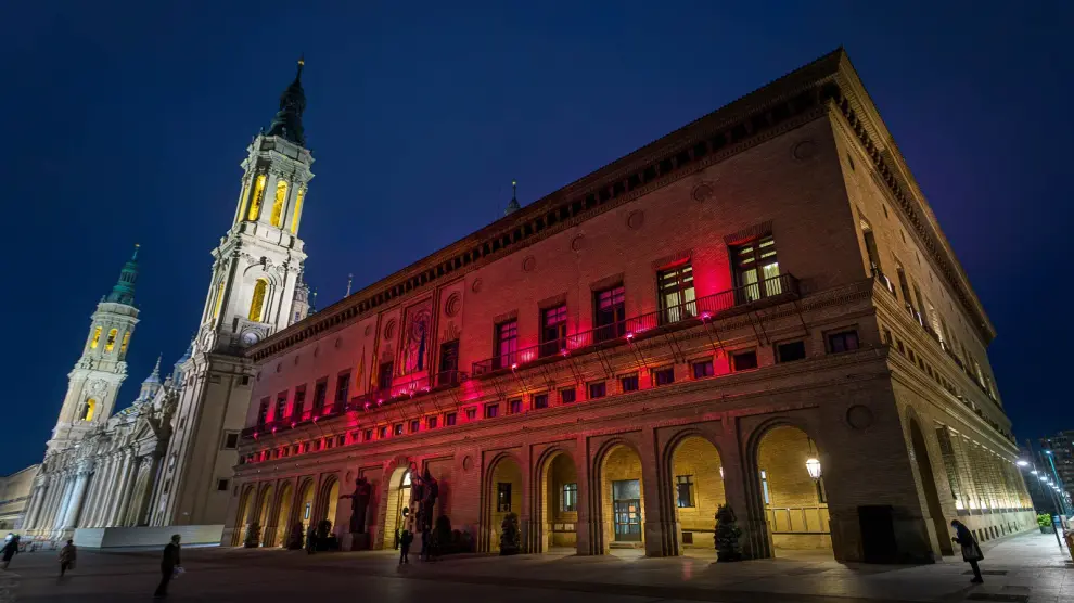 El Ayuntamiento de Zaragoza, iluminado de rojo