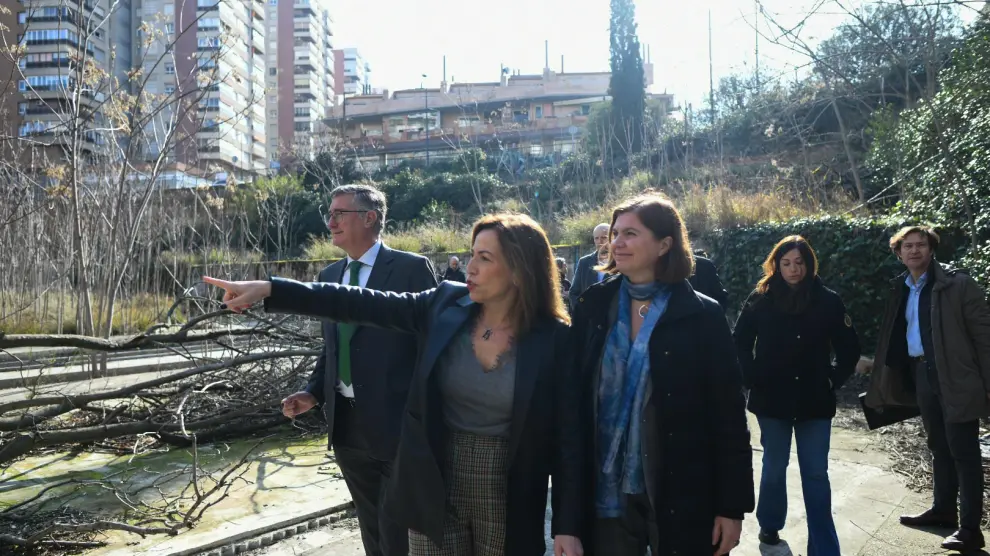 Visita de la alcaldesa de Zaragoza, Natalia Chueca, a la ribera del Huerva en la zona de los antiguos viveros Sopesens.